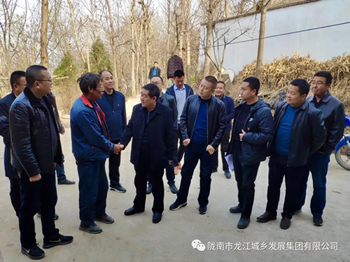 市龍江集團(tuán)在文縣橋頭鎮(zhèn)安子坡村開展“解難題、辦實(shí)事、送溫暖”活動(dòng)