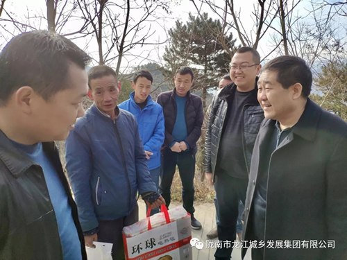 市龍江集團(tuán)在文縣橋頭鎮(zhèn)安子坡村開展“解難題、辦實(shí)事、送溫暖”活動(dòng)