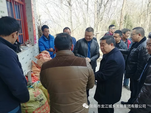市龍江集團(tuán)在文縣橋頭鎮(zhèn)安子坡村開展“解難題、辦實(shí)事、送溫暖”活動(dòng)