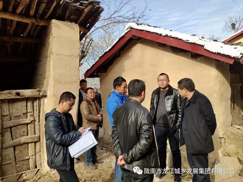 市龍江集團(tuán)在文縣橋頭鎮(zhèn)安子坡村開展“解難題、辦實(shí)事、送溫暖”活動(dòng)