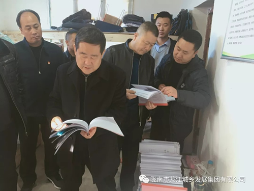 市龍江集團(tuán)在文縣橋頭鎮(zhèn)安子坡村開展“解難題、辦實(shí)事、送溫暖”活動(dòng)